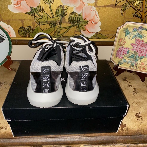 DKNY Lynzie sneakers. - Picture 6 of 6